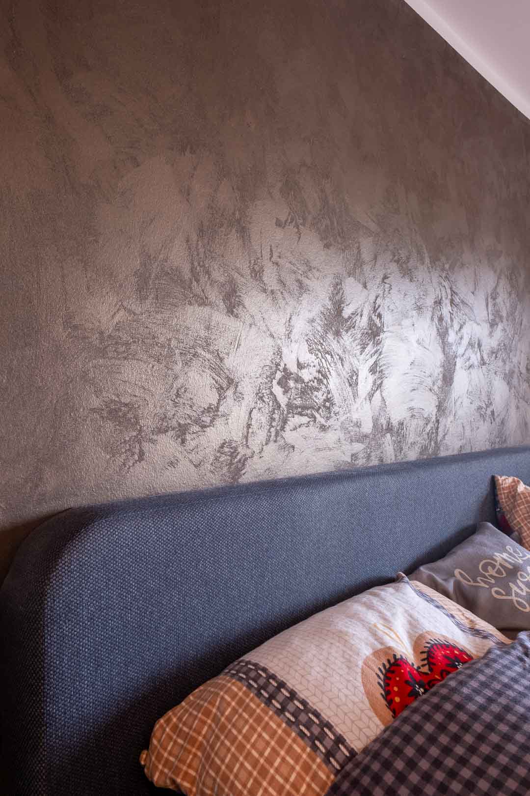 Verputzte Wand in Schlafzimmer