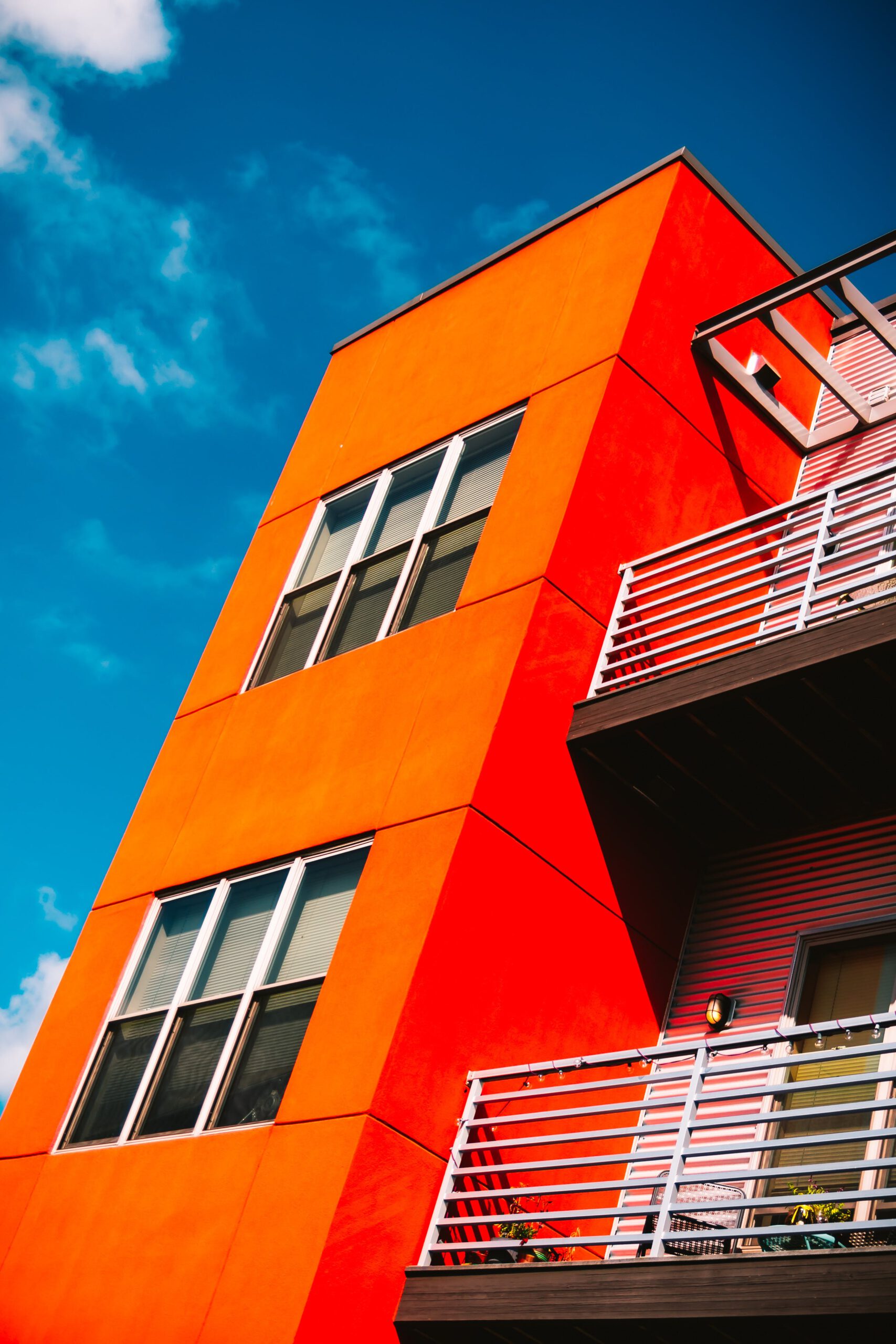 Farbenfrohe Fassade an einem Mehrfamilienhaus